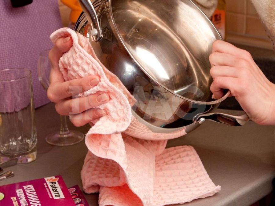 Полотенцем после мытья. Вытирать посуду. Протирание посуды. Натирка посуды. Вытирает тарелку.