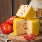 Сыр Иркутский СыроварЪ Качотта с вялеными томатами (200 г)